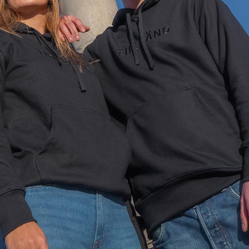 Schwarzer Hoodie mit THE LÄND Logo